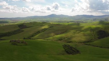 Toskana Bahar Manzarası. Tipik Toskana Tepeleri. Hava görüntüsü. Drone Görünümü