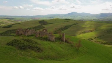 Tepesinde Harabeler olan Toskana Green Hills. Toskana Peyzajı. Hava görüntüsü. Drone Görünümü