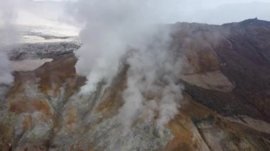 Volkan patlaması. Volkan krateri, Kamçatka Yarımadası 'ndaki krater sisi. Drone Video. Hava Görünümü