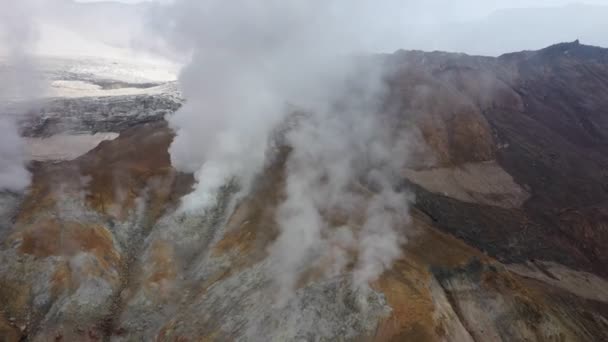 火山噴火 火山クレーター カムチャツカ半島のクレーターミスト ドローン映像 空中展望 — ストック動画
