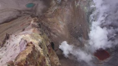 Volkan patlaması. Volkan krateri, Kamçatka Yarımadası 'ndaki krater sisi. Drone Video. Hava Görünümü