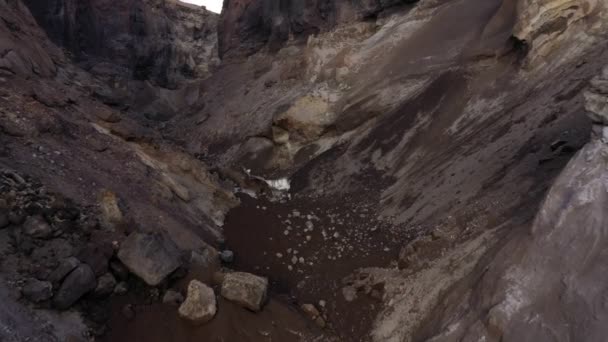 Беспилотник Летит Через Глубокое Ущелье Каньон Водопадом Камчатский Полуостров — стоковое видео