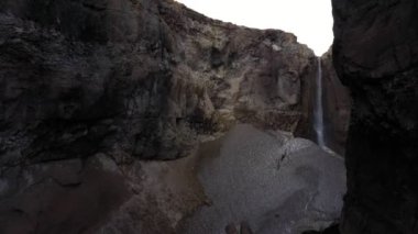 Uçan İHA Derin Vadi 'de. Şelaleli Kanyon. Kamçatka Yarımadası.  