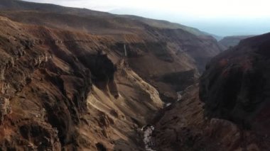 Uçan İHA Derin Vadi 'de. Şelaleli Kanyon. Kamçatka Yarımadası.  