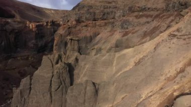 Uçan İHA Derin Vadi 'de. Şelaleli Kanyon. Kamçatka Yarımadası.  