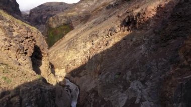 Uçan İHA Derin Vadi 'de. Şelaleli Kanyon. Kamçatka Yarımadası.  