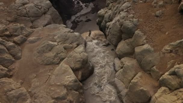 Een Stroom Van Water Valt Een Diepe Kloof Canyon Drone — Stockvideo