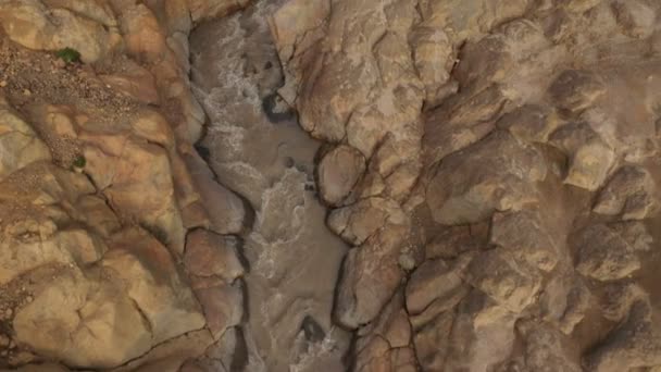 深い峡谷 キャニオンに落ちる水のストリーム ドローン映像 空中展望 — ストック動画