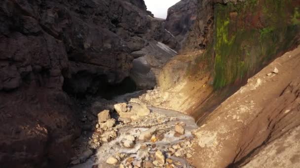 Dron Lecący Korytem Głębokiego Wąwozu Kanion Wodospadem Półwysep Kamczatka — Wideo stockowe