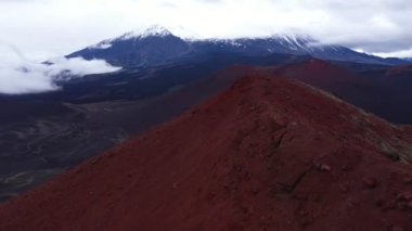 Kara Lavlar üzerindeki uçuş kırmızı volkanik tozla kaplı. Drone Videosu.