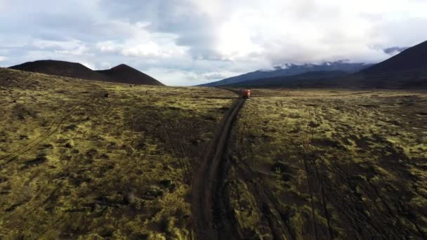 Tüm Arazi Araçları Sarı Yosunlarla Kaplı Siyah Lav Tarlasından Geçiyor — Stok video