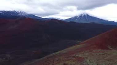 Kara Lavlar üzerindeki uçuş kırmızı volkanik tozla kaplı. Drone Videosu.