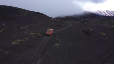 Her Arazi Aracı Kamçatka Yarımadası 'ndaki Kara Lava Tarlaları' ndan geçiyor. Drone 'dan Video.