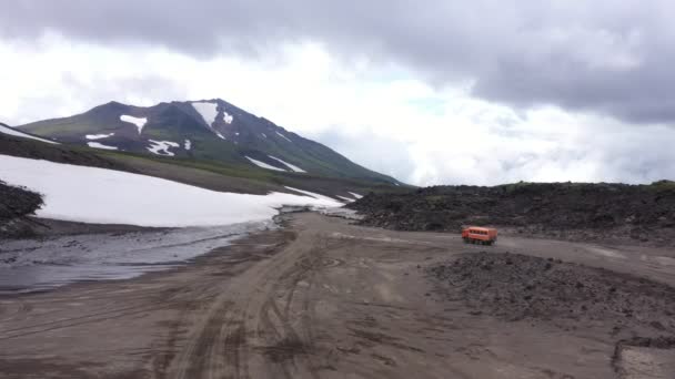 Vehículo Todo Terreno Está Atravesando Los Campos Lava Negra Glaciar — Vídeo de stock