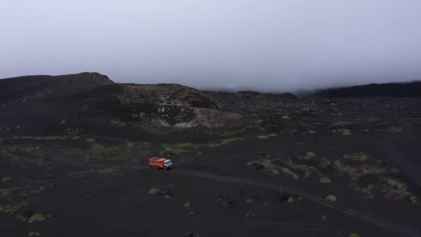 Vehículo Todo Terreno Atraviesa Campos Lava Negra Península Kamchatka Vídeo — Vídeos de Stock