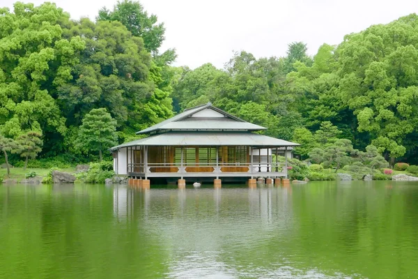Árbol verde, casa tradicional japonesa, jardín y estanque de agua —  Fotos de Stock