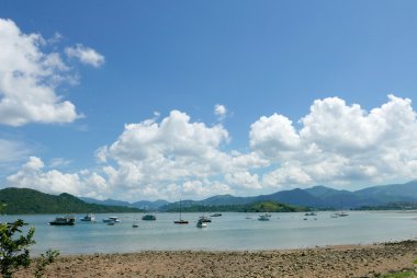 Motorlu tekne, göl, beyaz bulut ve mavi gökyüzü