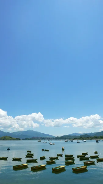 Rekreační člun, jezero, bílý oblak a modrá obloha — Stock fotografie