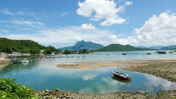 Recreatieve visserij boot, meer, witte wolk en blauwe hemel — Stockfoto