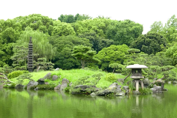 Giapponese lanterna esterna in pietra e lago nel giardino zen — Foto Stock