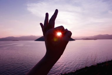 Dağ ve deniz ile insan elinden güneş ışığı olduğunu