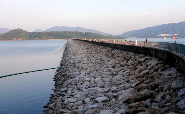 Embalse, cielo y montaña durante el día — Foto de Stock