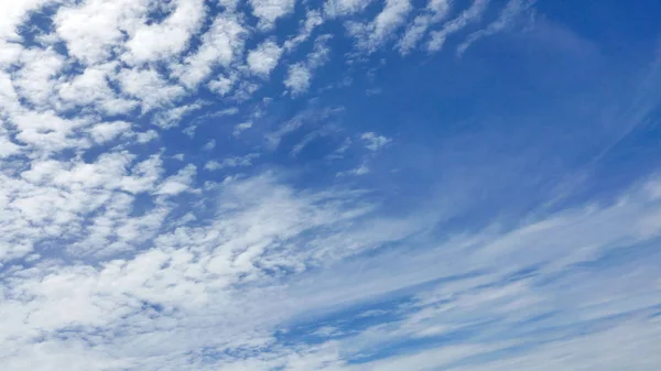 Yatay beyaz bulut ve mavi gökyüzü — Stok fotoğraf
