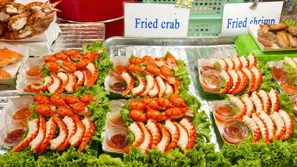 Venda de frutos do mar ao ar livre no mercado de comida noturna Tailândia — Fotografia de Stock