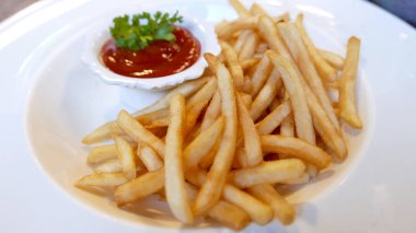 patates kızartması lokanta ketçap ile beyaz çanak üzerinde