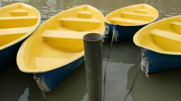 Oude blauwe en gele Recreatie boot op lake — Stockfoto