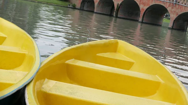 Gammal blå och gula rekreation båt på sjön — Stockfoto