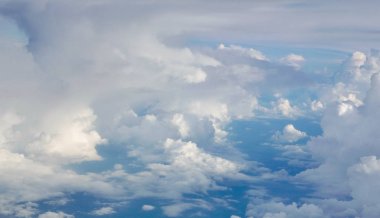 Mavi gökyüzü cennet kökenli havadan görünümü