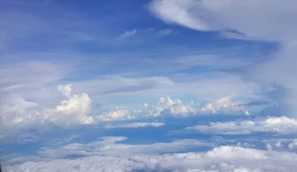 Céu azul fundo de paisagem nublada de vista aérea — Fotografia de Stock