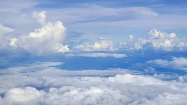 Blauwe hemelachtergrond wolk van luchtfoto — Stockfoto