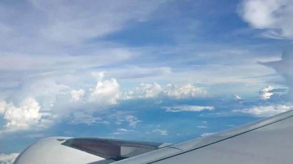 Mavi gökyüzü cennet arka plan ve uçağın kanat — Stok fotoğraf