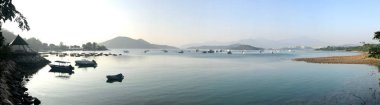 Panorama görünüm balıkçı teknesi sabah göl kenarında
