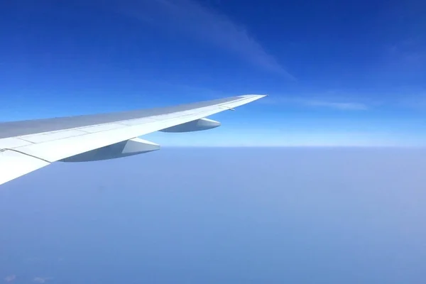 Asa do avião e céu azul em vista aérea — Fotografia de Stock