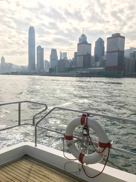 Hong Kong byggnad och bukten från vita yacht — Stockfoto