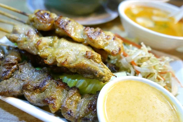 Comida tailandesa carne assada no restaurador asiático — Fotografia de Stock