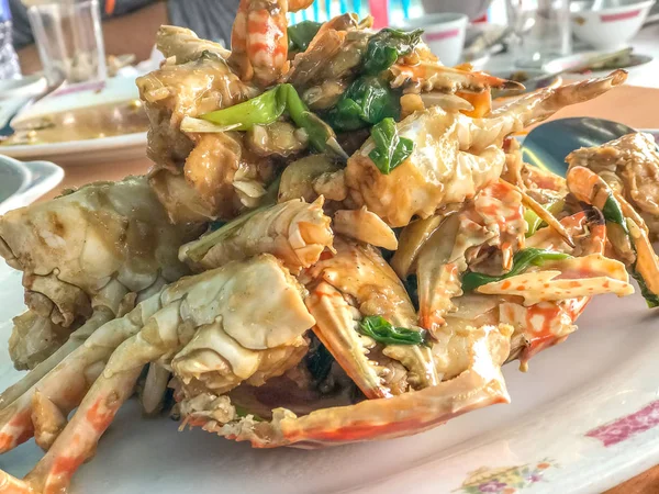 Caranguejo de frutos do mar interior em prato branco estilo chinês — Fotografia de Stock