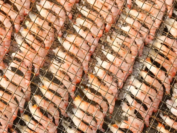 Verse rauwe schaal-en schelpdieren garnalen op buiten metial net — Stockfoto