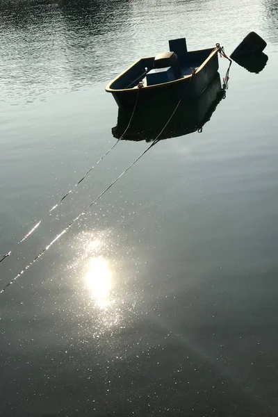 Függőleges horgászcsónak tükörképe a tó — Stock Fotó