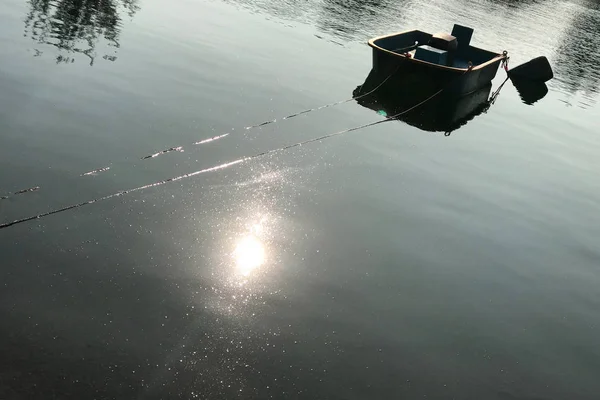 Fishing boat with reflection on lake — Stock Photo, Image