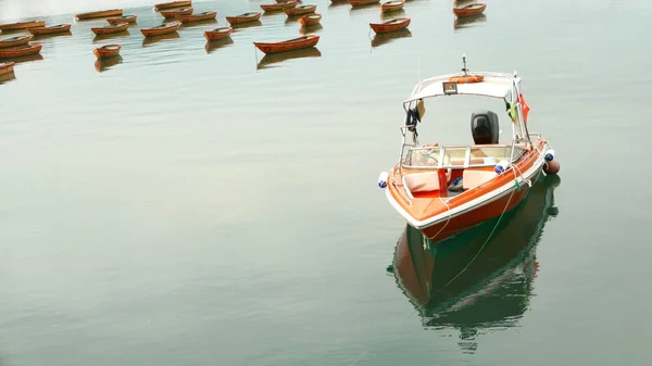 Piros motorcsónak és néhány szabadidős hajó, tó — Stock Fotó