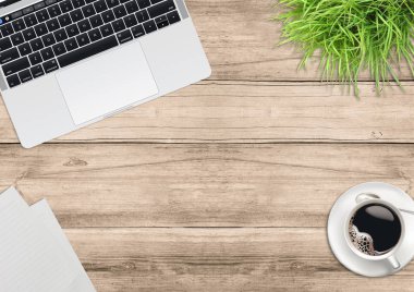 Dizüstü bilgisayar, yeşil bitkiler, ofis ahşap masanın üstüne kahve