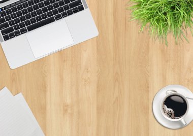 Dizüstü bilgisayar, yeşil bitkiler, ofis ahşap masanın üstüne kahve