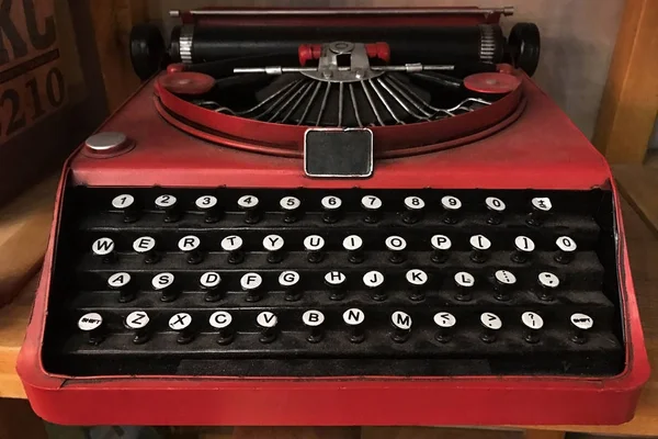 Zwart en rood vintage metalen toetsenbord machine — Stockfoto