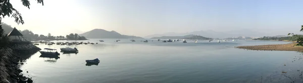 Barcos de recreio, veleiro, montanha e lago perto do campo — Fotografia de Stock