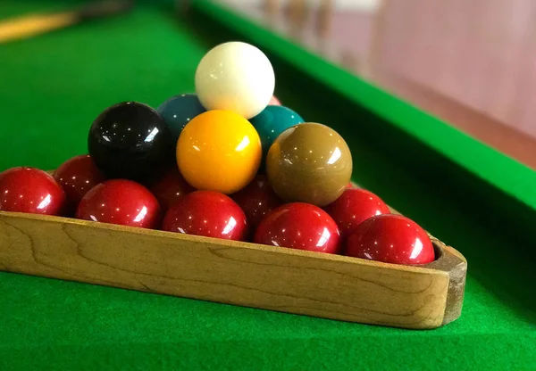 Bolas de snooker na mesa de jogo verde closeup — Fotografia de Stock