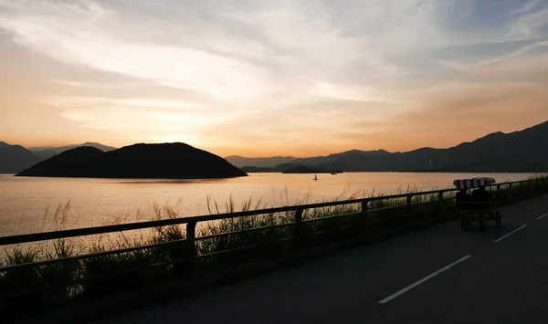 A silhueta de quatro rodas bicicleta e pôr do sol — Fotografia de Stock